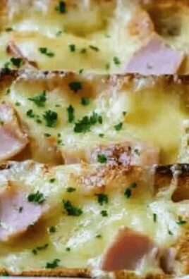 Niezapomniana zapiekanka śniadaniowa z tostami, szynka z indyka i serem