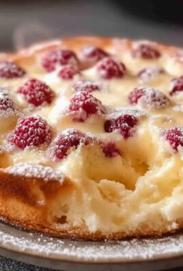 Puszyste ciasto z malinami i budyniem – smak dzieciństwa
