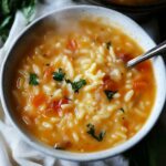 Rozgrzewająca włoska zupa z makaronem orzo, idealna na chłodne dni